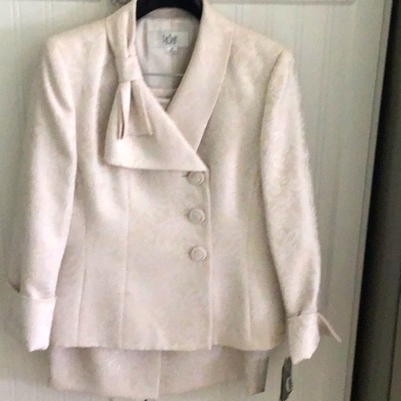 Le Suit Dresses & Skirts - Petite suit, LeSuit 4P, cream, 3 button jacket and 22” skirt. NWT